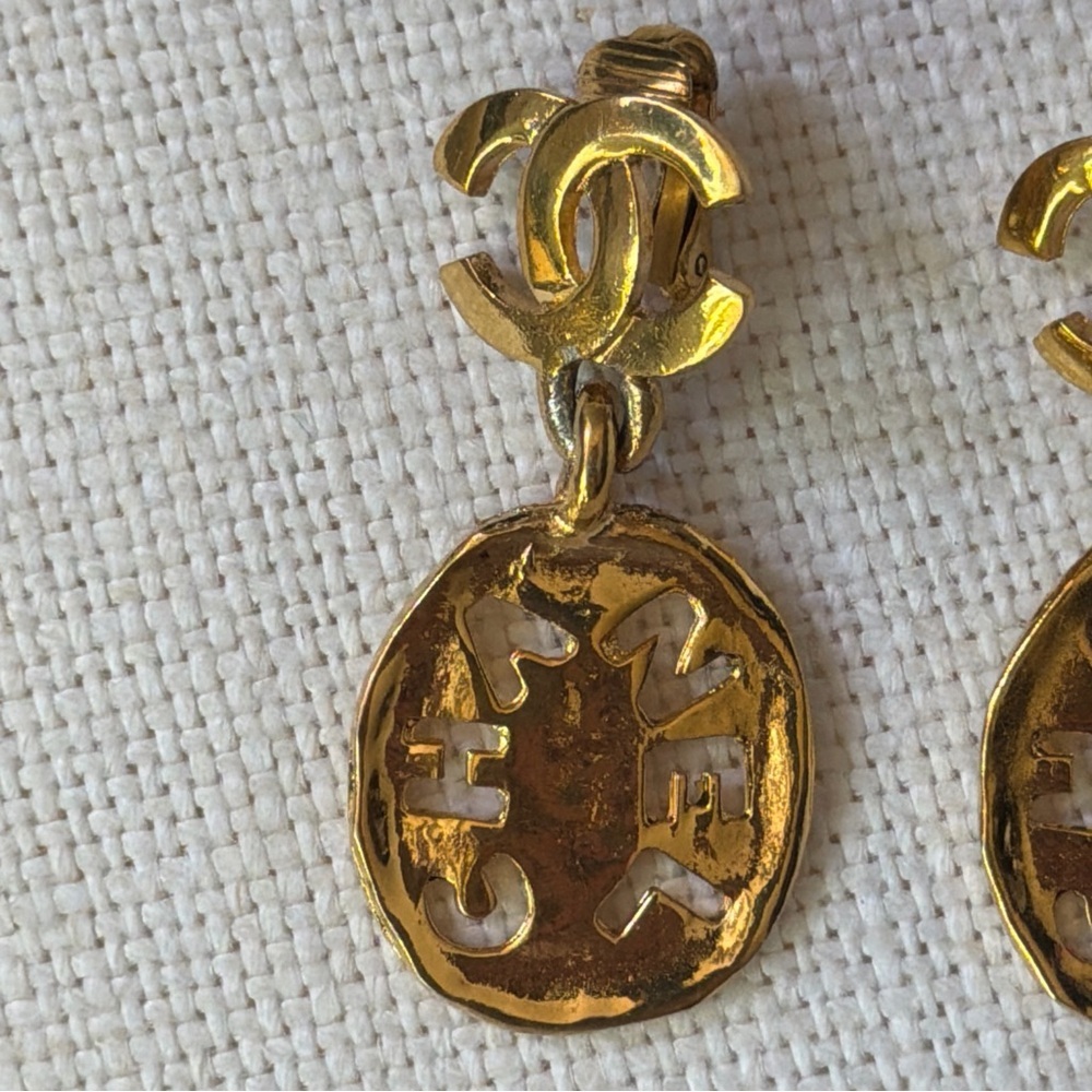 Rare Vintage CHANEL CC Drop 24K GP Medallion Logo Clip Earrings 1980-1990 & COA - Picture 5 of 6
